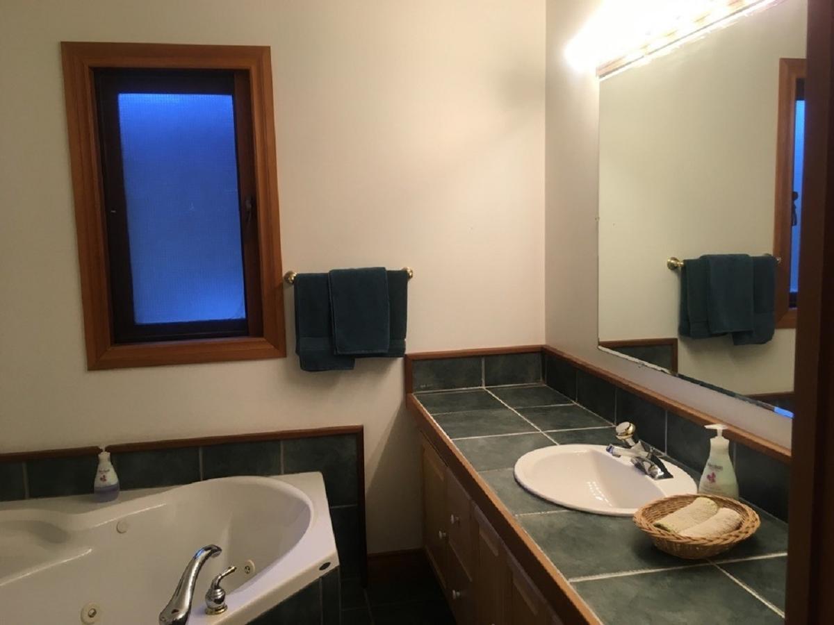 Tofino Stormbay Guest House ภายนอก รูปภาพ